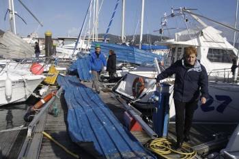 La cubierta de la nave del club de Rodeira cayó sobre los barcos del puerto deportivo causando numerosos destrozos en las embarcaciones. (Foto: FOTOS: J.V.LANDÍN)