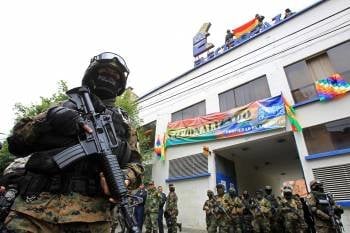 La policía y miembros del ejército tomaron las sedes de las empresas nacionalizadas. (Foto: MARTÍN ALIPAZ)