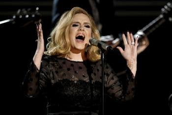Adele vuelve a ser la reina de la músiva grabada. En la imagen, durante un concierto. (Foto: ARCHIVO)