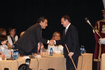 Santi Domínguez y Caballero se saludan tras la investidura de este último como alcalde en junio 2011. (Foto: VICENTE)