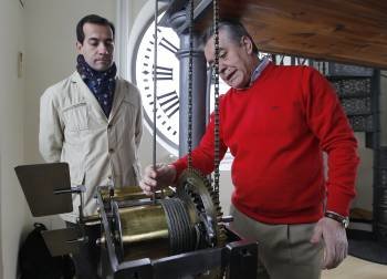 El maestro relojero Jesús López-Terradas explica a Salvador Vitoria el funcionamiento del reloj. (Foto: KOTE RODRIGO)