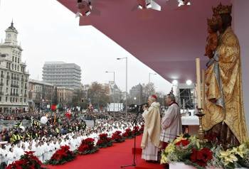 El cardenal Rouco Varela, en un momento del oficio religioso de ayer en Madrid. (Foto: CHEMA MOYA)