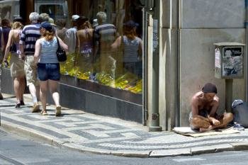 Un hombre pide en la esquina de una calle, en el centro de Lisboa.