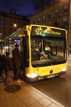 Viajeros suben a un autobús urbano.  (Foto: XESÚS FARIÑAS)