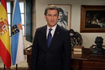O presidente da Xunta, durante a súa mensaxe de Fin de Ano ante una imaxe de Rosalía. (Foto: I)