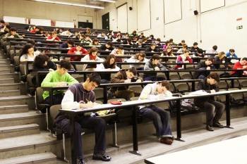 Numerosos alumnos durante una clase en un aula de la Universidad de Santiago.