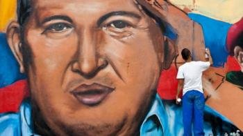 Muro con el rostro del presidente de Venezuela, Hugo Chávez.