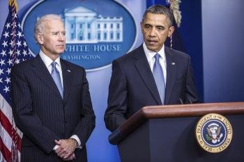 El vicepresidente estadounidense, Joseph R. Biden (izda), escucha al presidente de Estados Unidos, Barack Obama 
