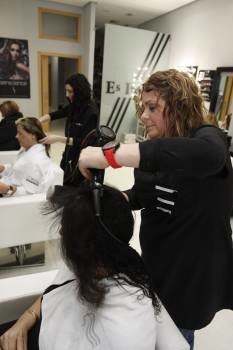 Actividad en una peluquería del centro de la ciudad.  (Foto: XESÚS FARIÑAS)