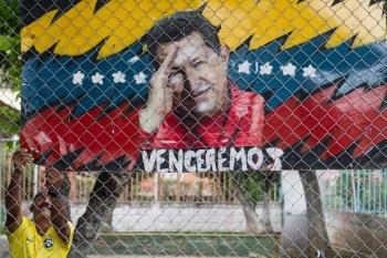 Un hombre cuelga un cartel alegórico al presidente de Venezuela, Hugo Chávez (Foto: EFE)