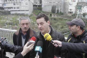 Miguel Doval, Xosé Somoza y Arturo Rodríguez, durante su comparecencia ante los medios. (Foto: MIGUEL ÁNGEL)
