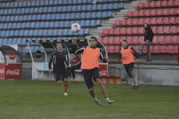 El malagueño Jona controla el balón, ayer durante el entrenamiento del CD Ourense en O Couto.