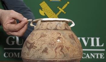 Este vaso, que luce una decoración de una escena de caza de un jabalí, ha sido presentado en una rueda de prensa ofrecida en la comandancia de la Guardia Civil de Alicante