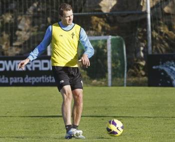Demidov, ayer durante su primer entrenamiento como futbolista del Celta. (Foto: SALVADOR SAS)