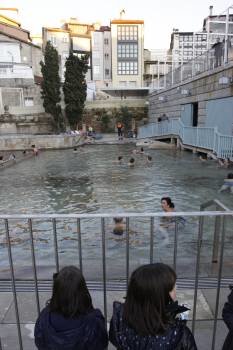 Numerosos bañistas en la piscina de As Burgas. (Foto: XESÚS FARIÑAS)