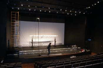Los operarios ya han iniciado el montaje del nuevo sistema de iluminación del auditorio celanovés. (Foto: MARCOS ATRIO)