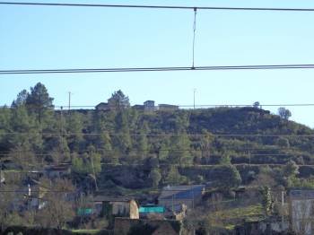 El depósito de agua potable que abastece Sobradelo está ubicado en un alto próximo al pueblo. (Foto: J.C.)