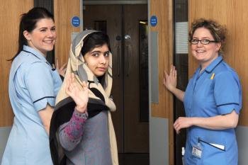  La adolescente paquistaní Malala Yousufzai (c) conversa con un par de enfermeras mientras abandona el hospital Queen Elizabeth 