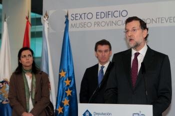 El jefe del Ejecutivo, Mariano Rajoy, acompañado del presidente de la Xunta, Alberto Núñez Feijóo, y de la presidenta del Parlamento gallego, Pilar Rojo