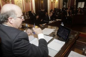El alcalde, Agustín Fernández, controla los tiempos de intervención. (Foto: MIGUEL ÁNGEL)