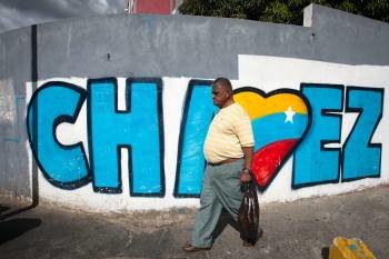 Un hombre camina frente a un grafiti del presidente Hugo Chávez en Caracas.  (Foto: MIGUEL GUTIERREZ)