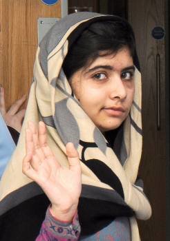 Malala, al abandonar el hospital. (Foto: UHB)