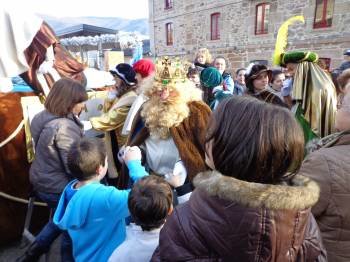 Los Reyes atienden a niños y grandes en O Barco. (Foto: FOTOS: JOSÉ PAZ/MIGUEL ÁNGEL)