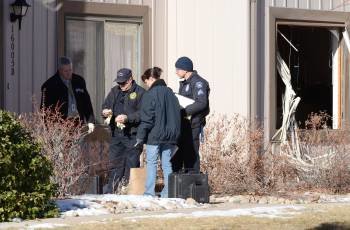 La Policía de Aurora frente al domicilio del secuestrador tras el tiroteo, donde falleció. (Foto: BOB PEARSON)