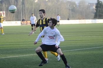 Un jugador del Ponte pelea el balón con un rival. (Foto: MARTIÑO PINAL)