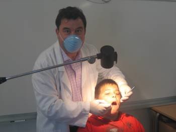 Un odontólogo revisa la dentadura de un menor. (Foto: ARCHIVO)