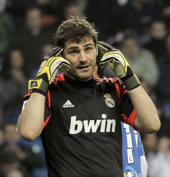 Iker Casillas, ayer pidiendo sentido común durante el partido de Liga contra la Real. (Foto: KIKO HUESCA)