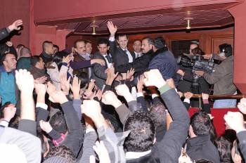 Bachar al Asad, presidente sirio, saluda a sus seguidores rodeado de escoltas personales.  (Foto: S.H.)