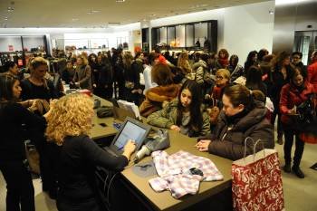 Los clientes abarrotaban ayer un comercio textil del centro de la ciudad.  (Foto: FOTOS: MARTIÑO PINAL)