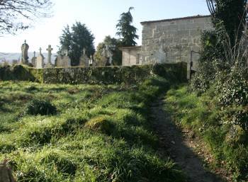 Exterior de la iglesia y el cementerio de Santiago de Coedo, que verán mejorados sus accesos. (Foto: M.A.)