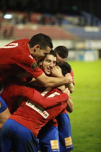 Los jugadores del Ourense se abrazan en la celebración de uno de los tantos ante el Zamora. (Foto: JOSÉ PAZ)