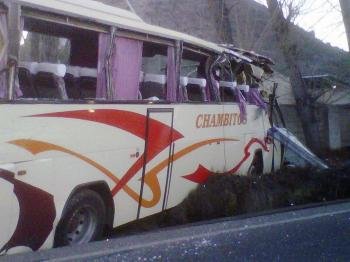 Fotografía facilitada por el Consorcio Provincial de Bomberos del estado en el que ha quedado el autobús escolar que esta mañana ha sufrido un accidente en Xátiva 