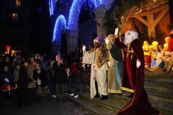 Los Reyes Magos saludan al público en la Praza Maior, ante parte del gobierno municipal. (Foto: MARTIÑO PINAL)