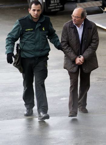 Un agente conduce a Fernández Liñares a los juzgados lucenses, el pasado 5 de diciembre. (Foto: ELISEO TRIGO)