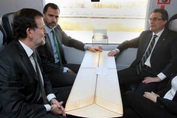 Mariano Rajoy, el príncipe Felipe y Artur Mas, durante su recorrido en la nueva línea del AVE. (Foto: TONI ALBIR)