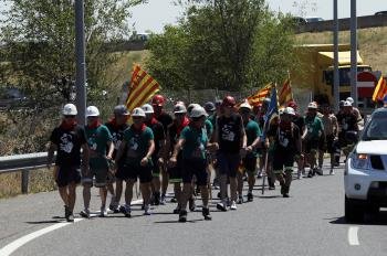 Entrada a Madrid de grupo de mineros por la carretera . 