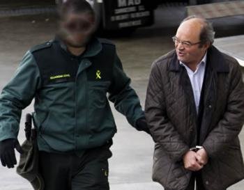 Un agente conduce a Fernández Liñares a los juzgados lucenses, el pasado 5 de diciembre. (Foto: ELISEO TRIGO)
