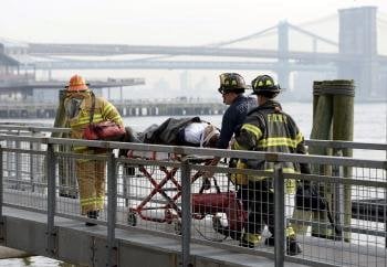 La policía y los servicios de emergencia ayudan a los heridos del transbordador que colisionó contra un muelle del Bajo Manhattan, en Nueva York (Foto: EFE)