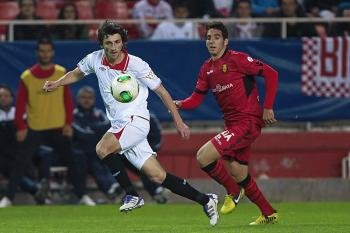 El defensa del Mallorca Pedro Bigas (d) pelea un balón con el centrocampista bosnio del Sevilla, Miroslav Stevanovic (Foto: EFE)