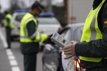 La guardia civil realiza periódicamente controles para evitar la conducción con alcohol. (Foto: XESÚS FARIÑAS)