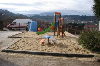 La nueva zona de juegos infantil acondicionada en el patio del colegio de Lobios.