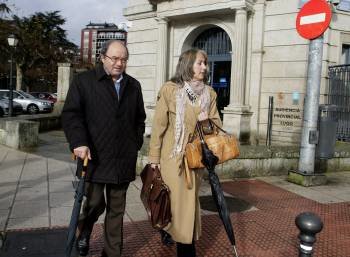 Fernández Liñares y su abogada, a las puertas de la Audiencia de Lugo. (Foto: ELISEO TRIGO)