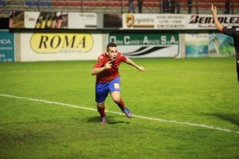 Campillo, que podría pasar al lateral, celebrando el gol ante el Zamora. (Foto: JOSÉ PAZ)
