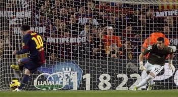 Messi, duda para recibir al Córdoba, lanza un penalti en el derbi ante el Espanyol. (Foto: ALBERTO ESTÉVEZ)