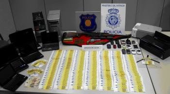 Fotografía facilitada por la Policía Nacional que, junto a los Mossos d'Esquadra, ha desarticulado una red dedicada a la distribución de billetes falsos de 200 euros
