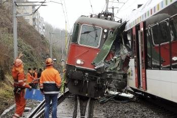  Miembros de los servicios de rescate conversan junto a dos trenes de pasajeros que colisionaron en los alrededores de Neuhausen causando al menos 17 heridos, al norte de Suiza